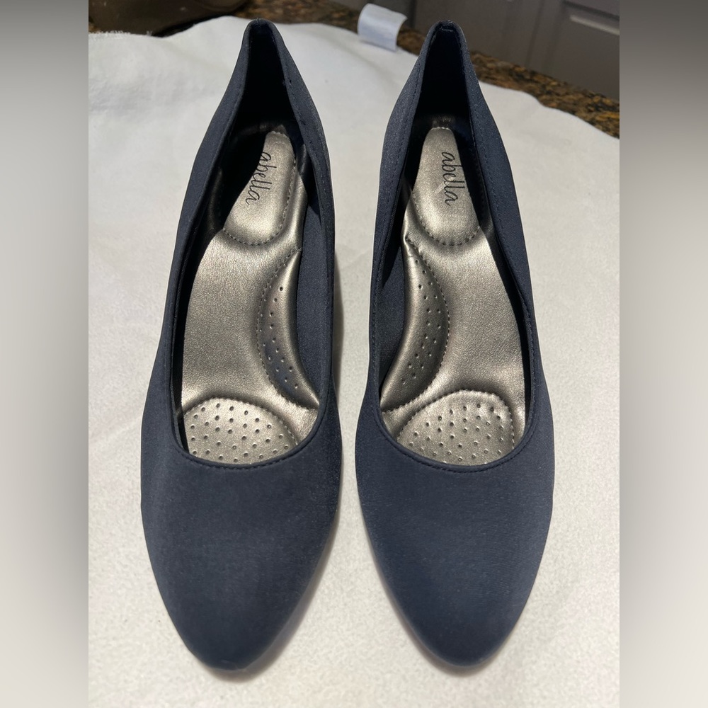 Abella size 8 navy heels